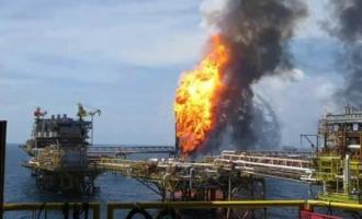 Происшествие в Мексике: горит нефтяная платформа