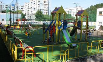 8-летний мальчик погиб, застряв головой между перилами на детской площадке