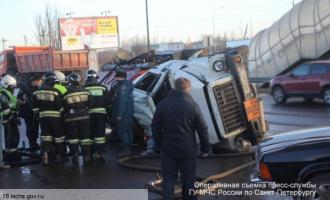 На трассе «Кола» опрокинулся бензовоз, водитель скончался за рулем от сердечного приступа