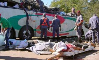 В Китае автобус съехал с дороги в ущелье, погибли 30 человек