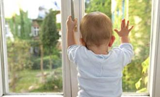 В Подмосковье 2-летний малыш выпал с 11-го этажа и остался жив