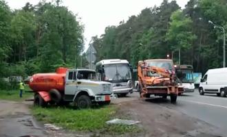 В Подмосковье водитель опрокинул бензовоз, избегая столкновения со школьным автобусом