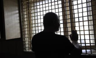 При перевозке в колонию 15 заключенных вскрыли себе вены в спецвагоне поезда