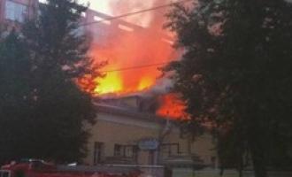 В центре Москвы продолжает гореть ресторан