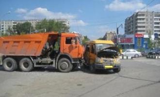 В Москве КамАЗ врезался в маршрутку, шесть человек попали в больницу
