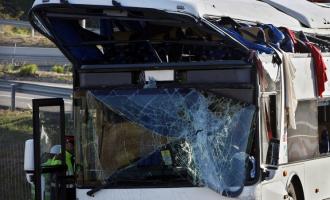 На севере Франции туристическому автобусу в результате ДТП снесло крышу