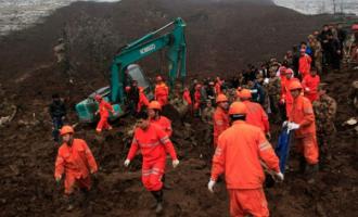Оползень в жилом квартале в Китае залил три рабочих общежития