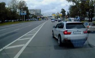 Нарушитель на BMW X5 заплатит штраф за «подрезание» машины «скорой помощи»