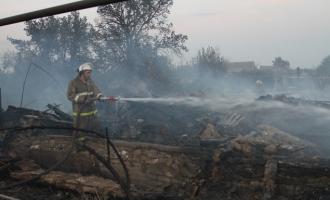 Сухой камыш стал очагом пожара в двух хуторах Волгоградской области