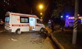 Маршрутка в Москве сбила мотоциклиста, водитель скончался на месте