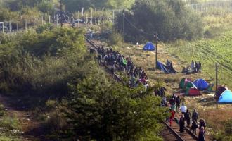 На венгерской столице беженцы начали крушить стену