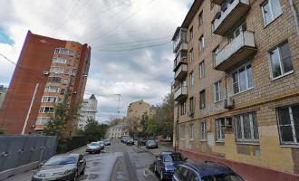 В центре Москвы мужчина бросал в прохожих кирпичи с крыши