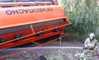 ЧП на Урале: опрокинулся бензовоз, нефтепродукты попали в реку Ай