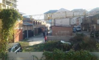 В Краснодаре на гаражи упал башенный кран, травмы получил крановщик