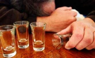 После употребления поддельной анисовой водки в Стамбуле скончались 18 человек