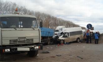 ДТП в Чечне: в столкновении микроавтобусов и грузовиков погибли два человека