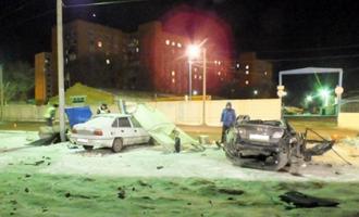 ДТП в Омске: иномарка снесла остановку, водитель и два пассажира погибли