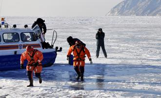Две школьницы провалились под тонкий лед в Саратовской области