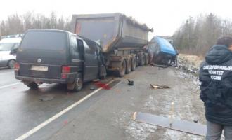 ДТП в Ленинградской области: микроавтобус врезался в грузовик, погибли 4 сотрудника ФСИН