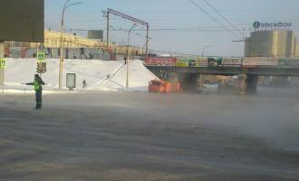 ЧП в Екатеринбурге: вода из теплотрассы залила дорогу, несколько машин попали в ледяной плен