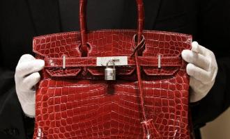 Из машины уборщицы «Газпрома» в Москве украли эксклюзивную сумку «Dior»