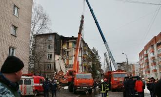 В Ярославле взрыв бытового газа разрушил подъезд 5-этажки, есть погибшие
