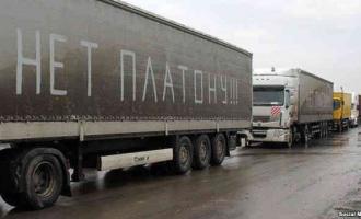 Водители грузовиков отказываются выходить в рейсы до отмены «Платона»