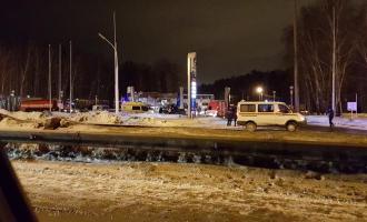 ЧП в Тюмени: упавшая крыша автозаправки повредила пять машин