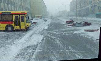 Сильный ветер в Норильске сбросил крышу на прохожих, женщина погибла