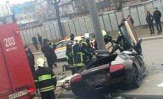 Элитная иномарка бойца Адама Яндиева врезалась в столб в столице, водитель погиб