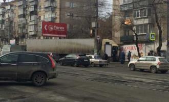 ЧП в Челябинске: фура повредила 12 машин и врезалась в стену многоэтажки