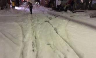 В японском городе Фукуока улицы залило противопожарной пеной