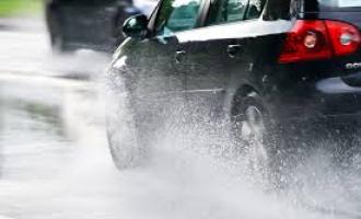 Особенности управления автомобилем в дождливую погоду
