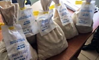 Бизнесмен из Иркутска принес судебным приставам долг монетами в пяти мешках