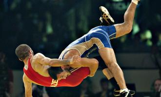 Бойцы ОМОНа вынуждены были разнимать участников чемпионата РФ по вольной борьбе