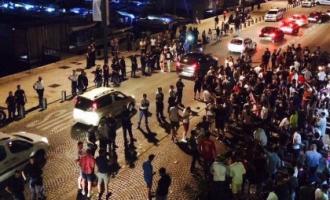 Британские фанаты устроили драку с французами и полицией в Марселе