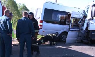 ДТП в Курской области: микроавтобус врезался в фуру, погибли 5 человек