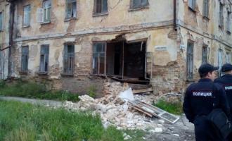 В Свердловской области обрушился дом-памятник, в котором проживали семь семей