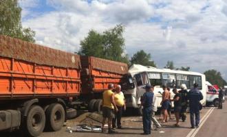 В Воронежской области пассажирский ПАЗ врезался в грузовик, водитель погиб