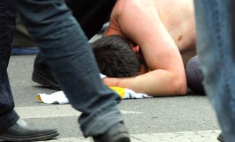 На улице в Челябинске мужчины устроили драку и стрельбу, один погиб