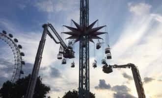 В Лондонском парке туристов пришлось снимать с аттракциона пожарным
