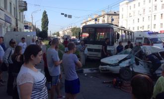 В Нижнем Новгороде пострадали пассажиры маршрутки, врезавшейся в остановку