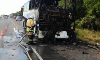 На крымской трассе на ходу загорелся рейсовый автобус из Сочи