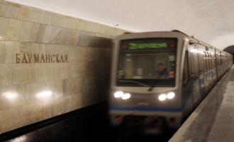 В столичной подземке под поезд бросилась девушка