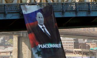В Нью-Йорке на мосту развернули огромный портрет Путина