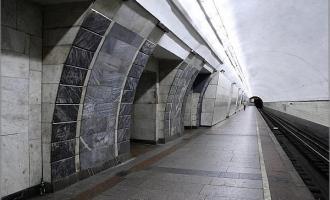 В Московском метрополитене под поезд упал пьяный и чудом выжил