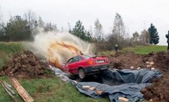 Латыш устроил для своей машины ванну из кока-колы, чтобы отстала ржавчина