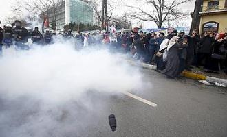 В Стамбуле силовики использовали против митингующих водометы