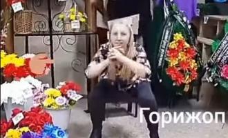 Иркутская депутатка «взорвала» Интернет «горижопом» на фоне гробов и похоронных венков