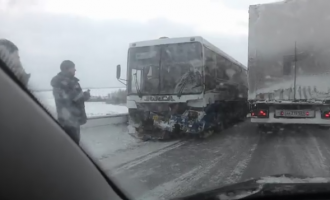 В Кемеровской области столкнулись две машины и автобус, погибли пассажиры внедорожника